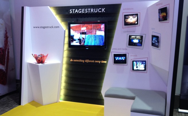 estands multimedia con displays leds retroiluminados.